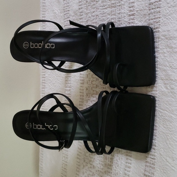 Boohoo black strappy stiletto heels, toe loop, sexy heels, date night. - Picture 2 of 8